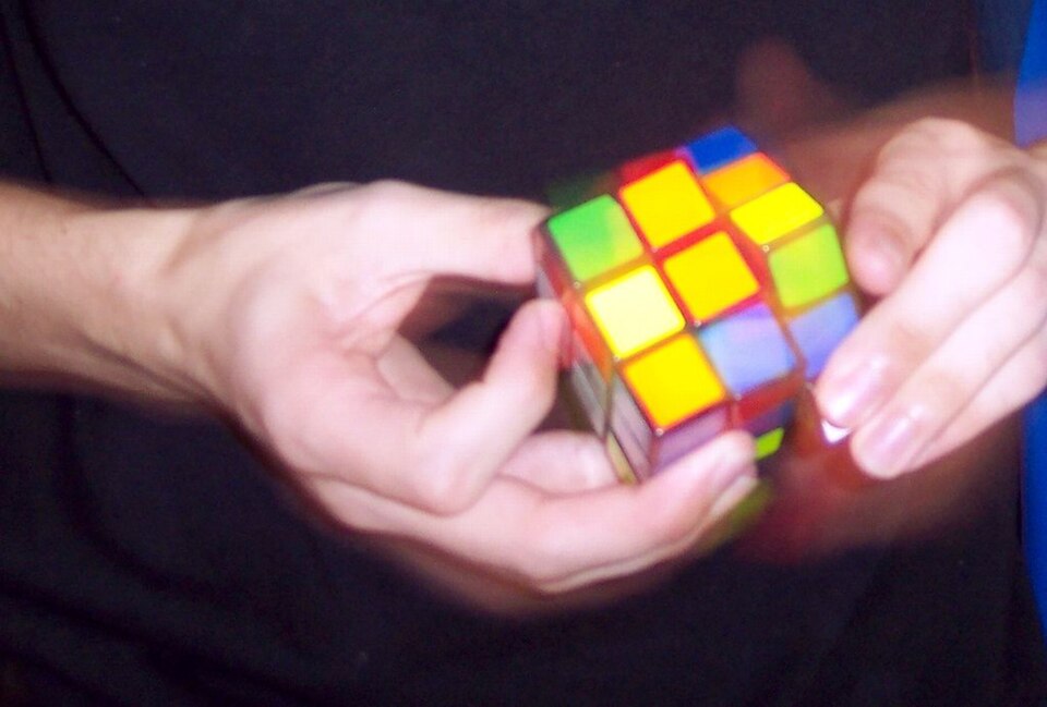 Một người đang giải nhanh khối Rubik 3x3